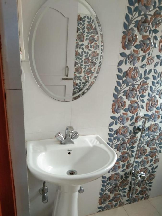 Hotel White Tara 타왕 외부 사진