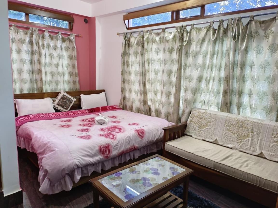 Hotel White Tara 타왕 외부 사진