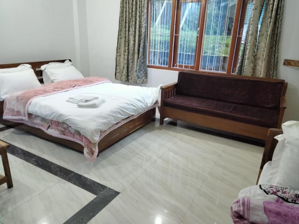 Hotel White Tara 타왕 외부 사진